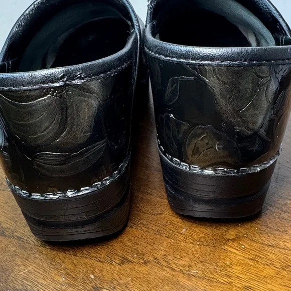 Dansko Tooled Shiny Black Leather Floral Clogs Slip-on Shoes, sz 39, 8-8.5 - Picture 5 of 16
